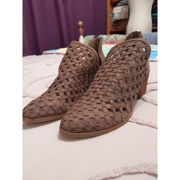 Fergalicious by Fergie shoes Booties 2" Stacked Heel Zipper Back Faux Suede 7.5 - Picture 2 of 6